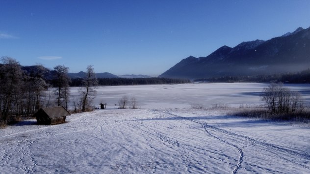 Der Barmsee in Krün ist auch im Winter ein ideales Wanderziel, © Alpenwelt Karwendel | Angelika Warmuth