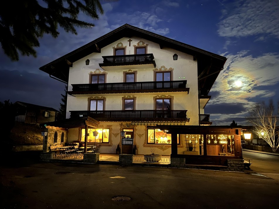 Alpenhof Nacht mit Vollmond