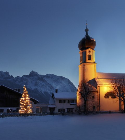 Die weihnachtliche Krüner Kirche St. Sebastian , © Alpenwelt Karwendel | Christoph Schober