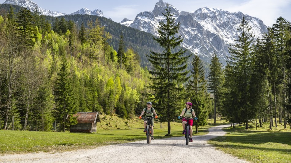 Biketour zwischen Mittenwald und Krün nahe der Isar, © Alpenwelt Karwendel | Pierre Johne