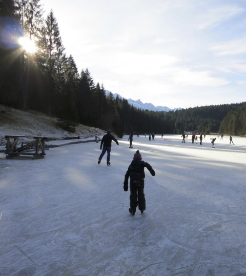 Auch im Winter bietet der Grubsee der ganzen Familie ihren Freizeitspaß , © Alpenwelt Karwendel | Christoph Schober 