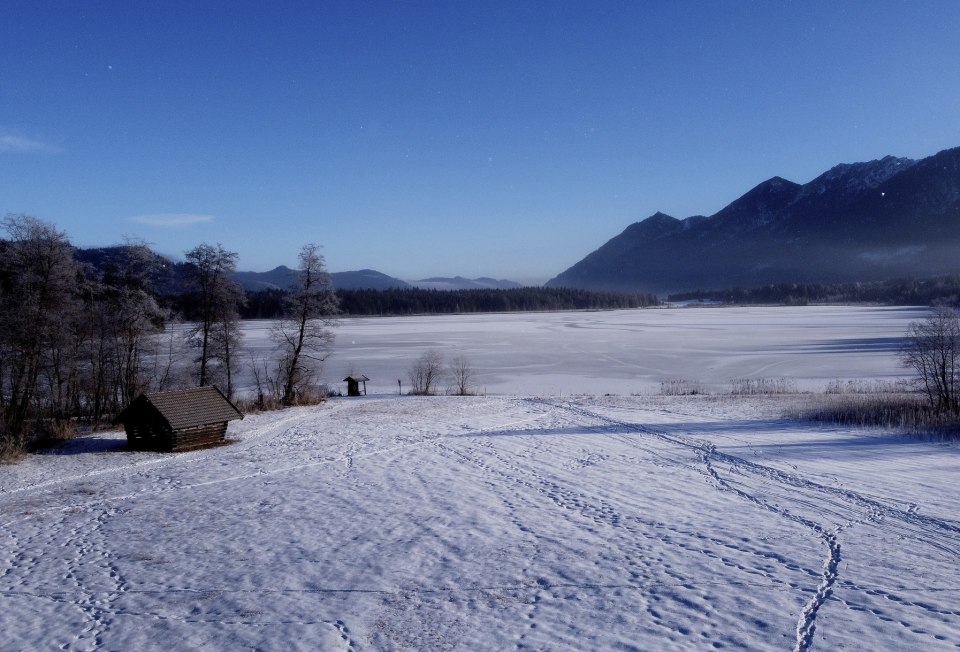 Der Barmsee in Krün ist auch im Winter ein ideales Wanderziel, © Alpenwelt Karwendel | Angelika Warmuth