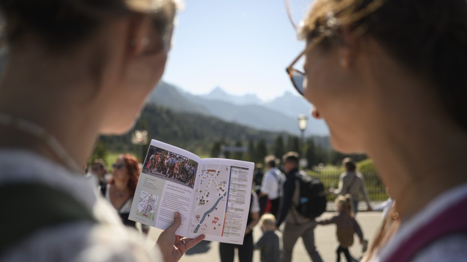 Blick ins Programm beim Almabtrieb in Krün, © Alpenwelt Karwendel | Philipp Gülland