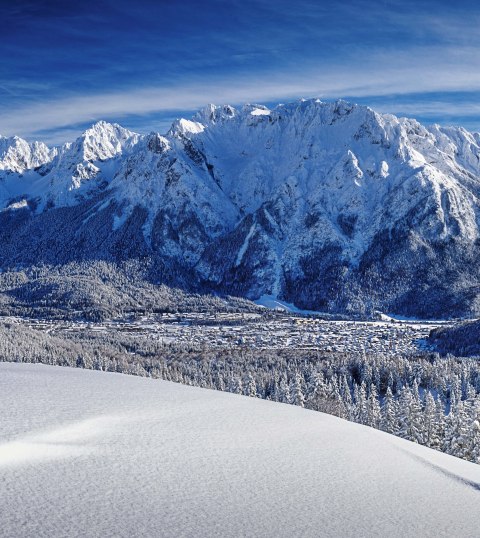 Blick auf Mittenwald und Karwendel in Bayern. Urlaub in den Bergen mit Schnee und Spaß., © Alpenwelt Karwendel | Rudolf Pohmann