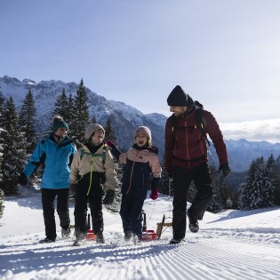 Familienfreuden beim Rodeln auf dem Kranzberg bei Mittenwald, © Alpenwelt Karwendel | kreativ-instinkt.de