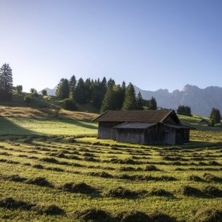 Wiesmahd - Heuernte bei Mittenwald mit Aussicht auf Karwendel, © Alpenwelt Karwendel | Jacco Kliesch