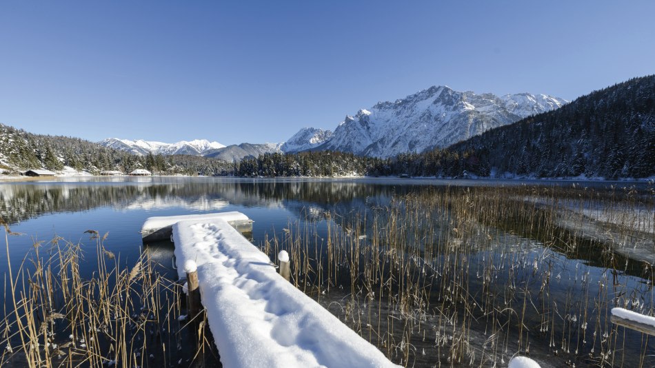 Winter in den Bergen - Der Lautersee nahe Mittenwald mit schneebedecktem Karwendel., © Alpenwelt Karwendel | Zugspitz Region GmbH