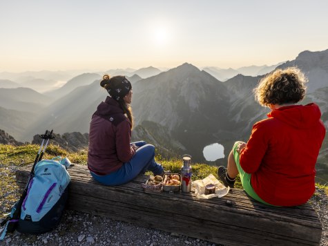 Brotzeit auf der Schöttelkarspitze, © Alpenwelt Karwendel | Pierre Johne