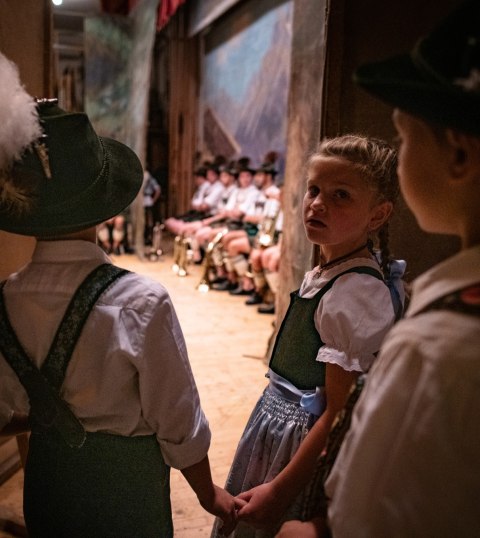 Junge Trachtler warten auf Ihren Tanzauftritt beim Mittenwalder Heimatabend, © Alpenwelt Karwendel | Philipp Gülland