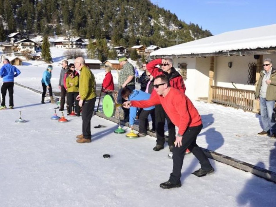 Eisstockschießen für Gäste, © Alpenwelt Karwendel | Stefan Eisend