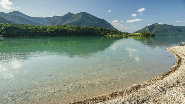 Colors of the water at Walchensee with the mountains Heimgarten, Herzogstand and Jochberg., © mauritius images/ Bruno Kickner