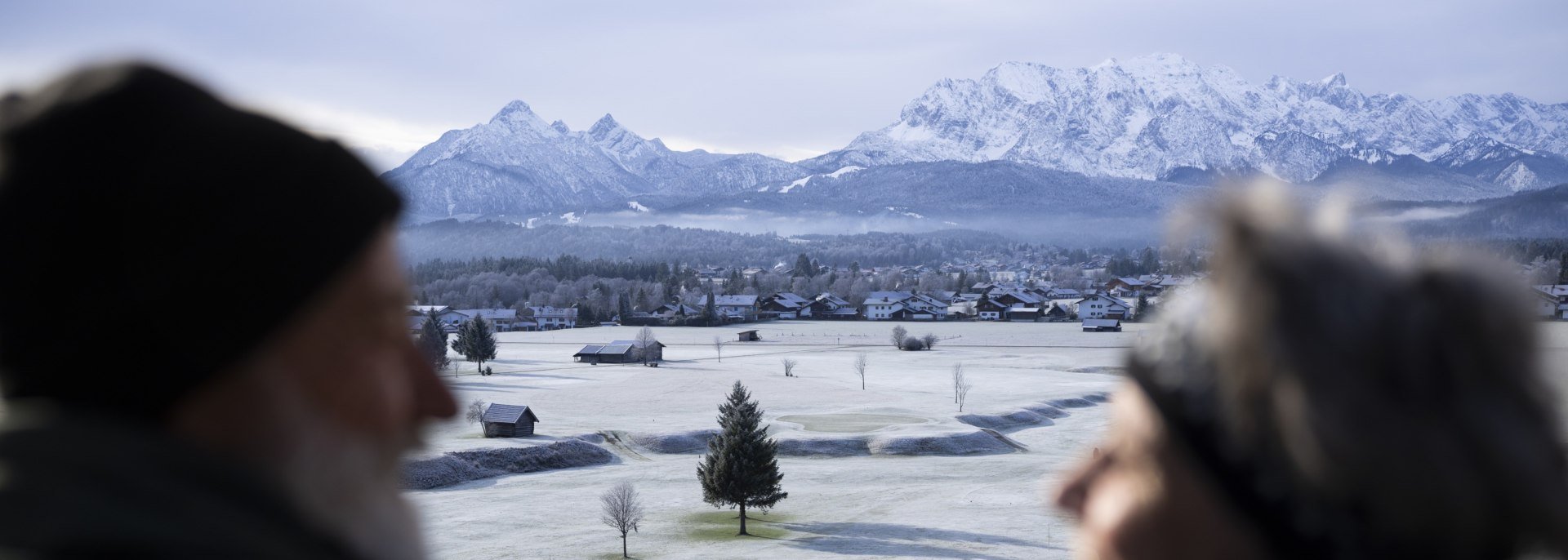 Blick auf Arnstock und Wetterstein bei einer Winterwanderung am Golfplatz Wallgau, © Alpenwelt Karwendel | Kreativ-Instinkt