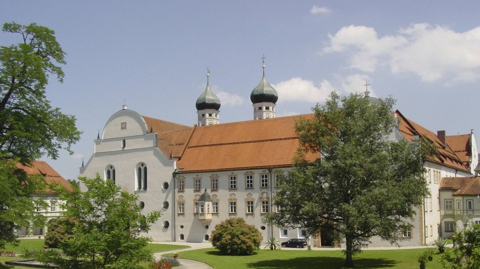 Das Kloster Benediktbeuren bei Kochel nahe der Alpenwelt Karwendel, © Hermann Kuhn | Benediktbeuern