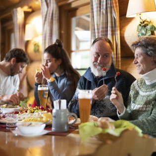 Gemütliche Einkehr an der Golf-Alm bei Wallgau - Ausflugsziele im Winter rund im Mittenwald, Krün und Wallgau, © Alpenwelt Karwendel | kreativ-instinkt.de