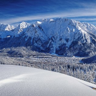 Blick auf Mittenwald und Karwendel in Bayern. Urlaub in den Bergen mit Schnee und Spaß., © Alpenwelt Karwendel | Rudolf Pohmann