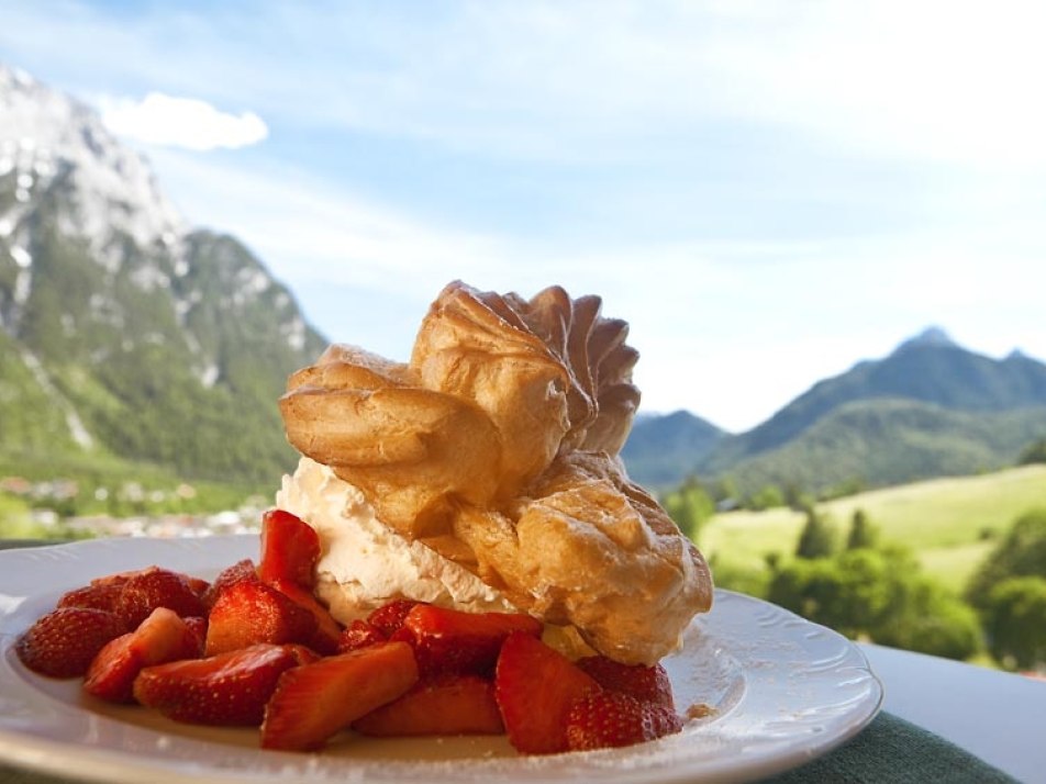 Windbeutel auf der Terrasse, © Gröblalm Mittenwald