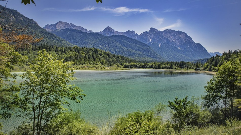 Sommerlicher Isar-Stausee bei Krün, © Alpenwelt Karwendel | Marcel Dominik