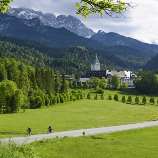 Eingebettet zwischen Wetterstein und Karwendel: Schloss Elmau bei Krün, © Alpenwelt Karwendel | Volker Preusser