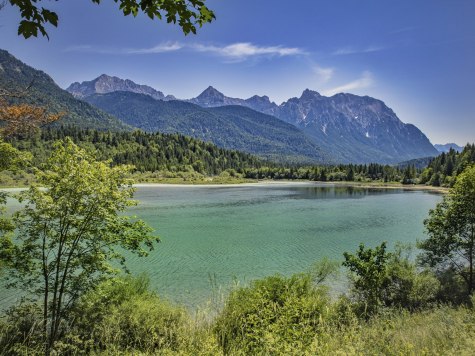 Sommerlicher Isar-Stausee bei Krün, © Alpenwelt Karwendel | Marcel Dominik