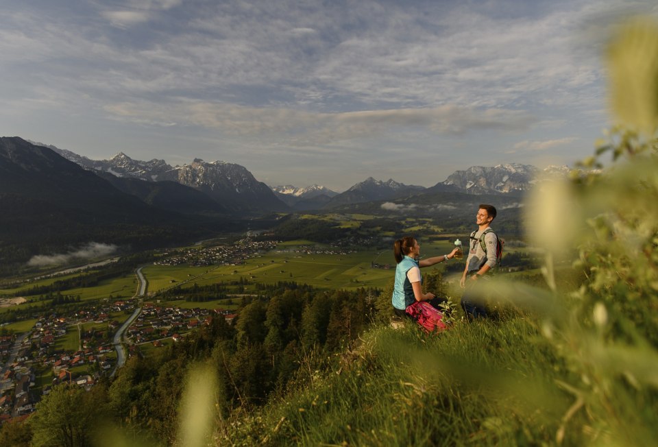 Ausblick vom Unterstand am Krepelschrofen über Wallgau ins Isartal mit Wallgau, Krün und Mittenwald., © Alpenwelt Karwendel | Philipp Gülland