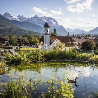 Ausblick auf Wallgau mit Kirche und Karwendel im Herbst, © Alpenwelt Karwendel | Wolfgang Ehn