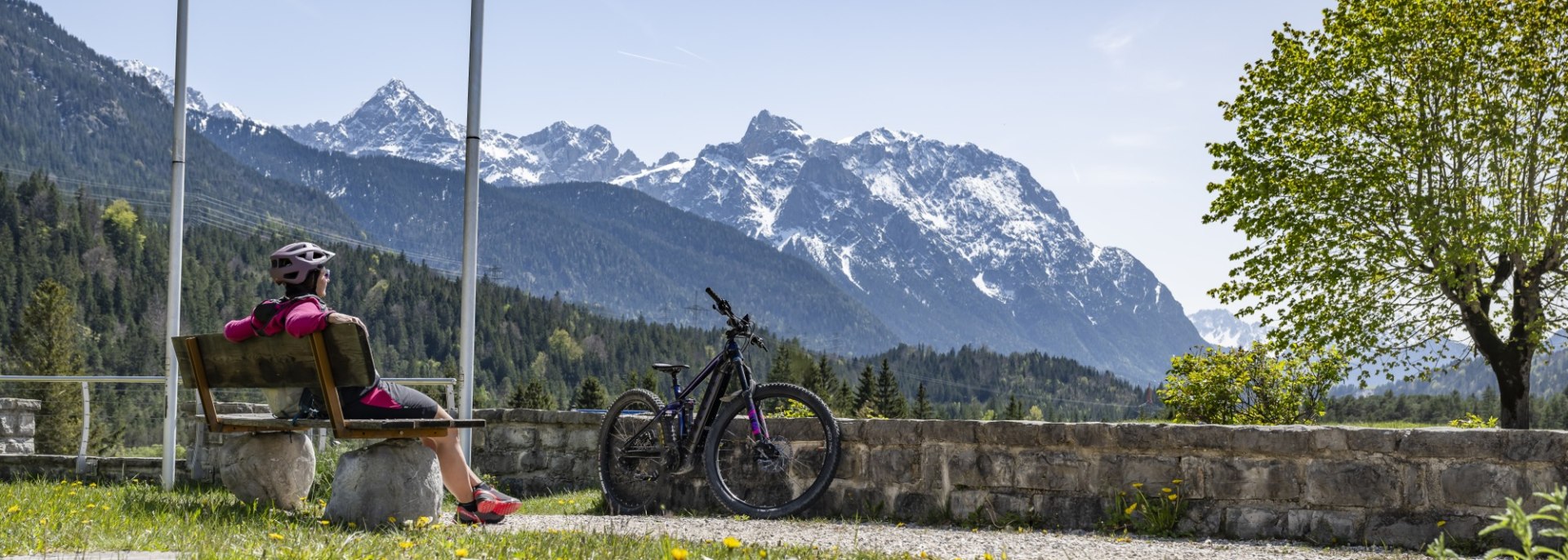 Bikepause mit aussicht auf den Karwendel am Rathaus in krün, © Alpenwelt Karwendel | Pierre Johne