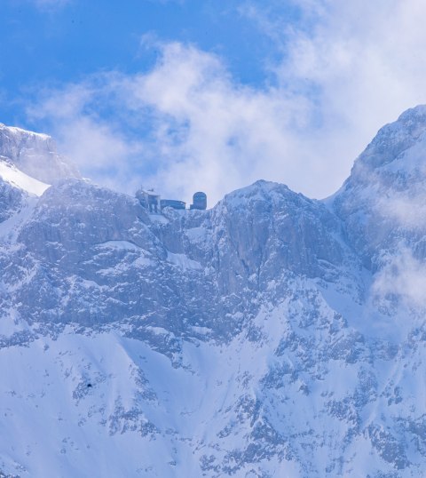 Meter-high snow walls and rugged ice cliffs frame the mountain station of the Karwendelbahn - Winter in Bavaria, © Alpenwelt Karwendel | mr.schneemann