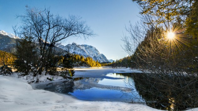 Winterliche Aussichten: Stausee bei Krün mit Karwendelmassiv, © Alpenwelt Karwendel | Wera Tuma