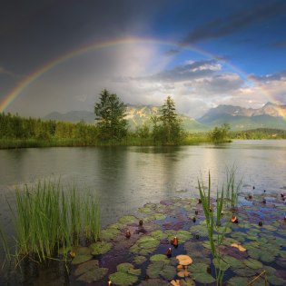 Blick vom Barmsee auf Soiern- und Karwendelberge mit Regenbogen, © Alpenwelt Karwendel | Maximilian Ziegler