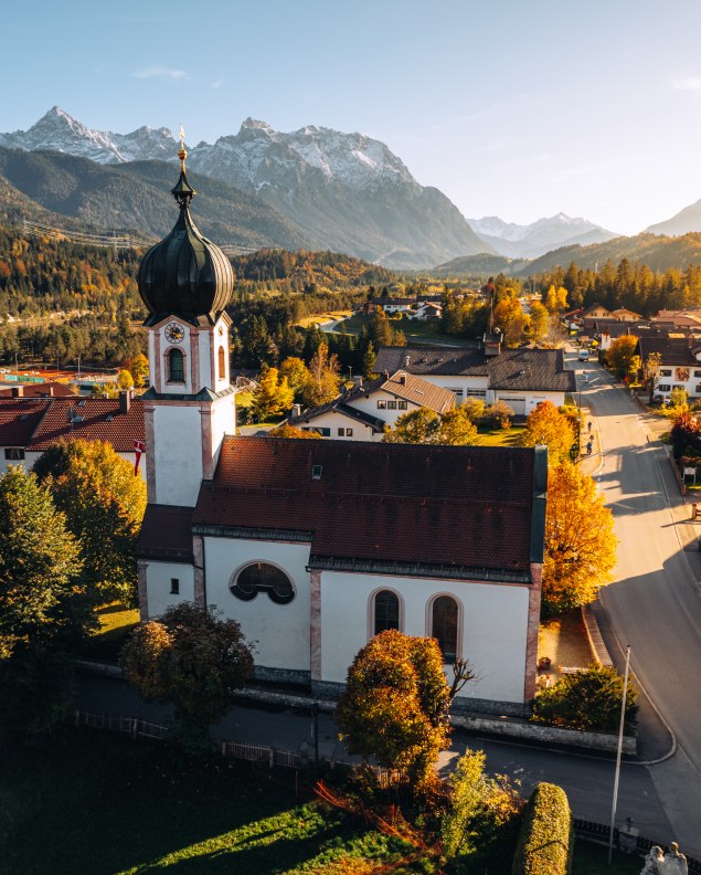 Warmes Abendlicht in Krün mit Blick aufs Karwendel - Urlaub in den Bergen in Bayern, © Alpenwelt Karwendel | Kristof Göttling