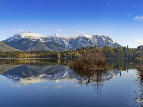 Herbstlicher Barmsee mit Spiegelung vom schneebedeckten Karwendel , © Alpenwelt Karwendel | Rosi Karg