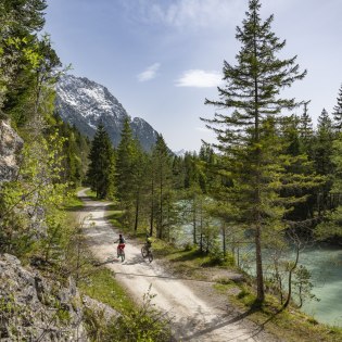 Unterwegs mit dem Bike an der Isar zwischen Krün und Mittenwald, © Alpenwelt Karwendel | Pierre Johne