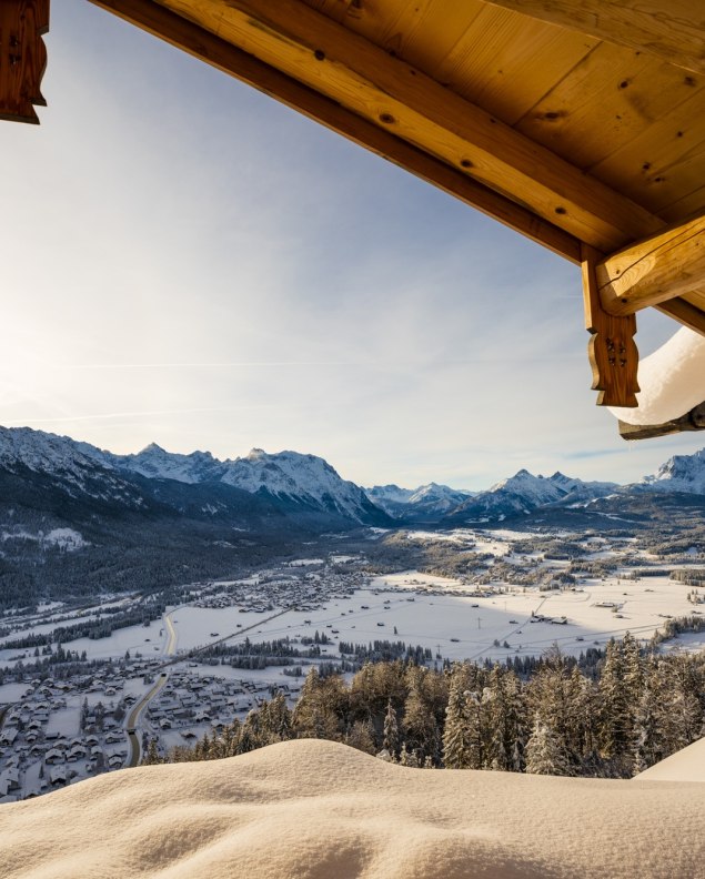 Verschneites Isartal mit Karwendel, eingefangen vom Krepelschrofen bei Wallgau, © Alpenwelt Karwendel | Paul Wolf