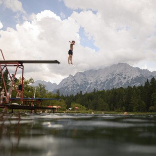 Kinderfreuden pur - die Badeanstalt am Lautersee bei Mittenwald, © Alpenwelt Karwendel | Philipp Gülland