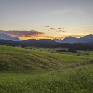 Hummock meadows at sunset in the Alpenwelt Karwendel, © Alpenwelt Karwendel | Wolfgang Ehn