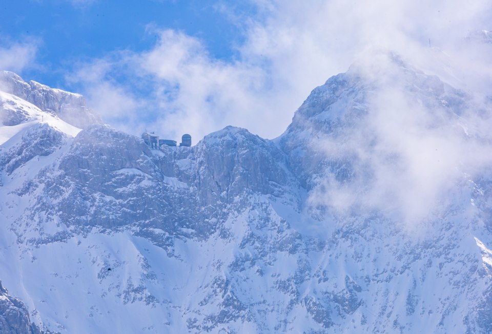 Meter-high snow walls and rugged ice cliffs frame the mountain station of the Karwendelbahn - Winter in Bavaria, © Alpenwelt Karwendel | mr.schneemann