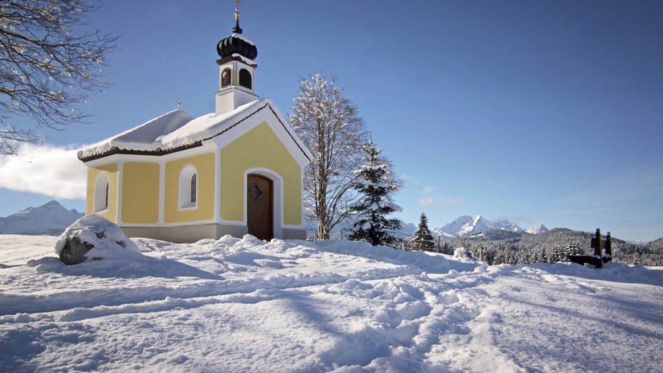 Kapell Maria Rast auf den Buckelwiesen bei Krün im Winter, © Alpenwelt Karwendel | Wera Tuma