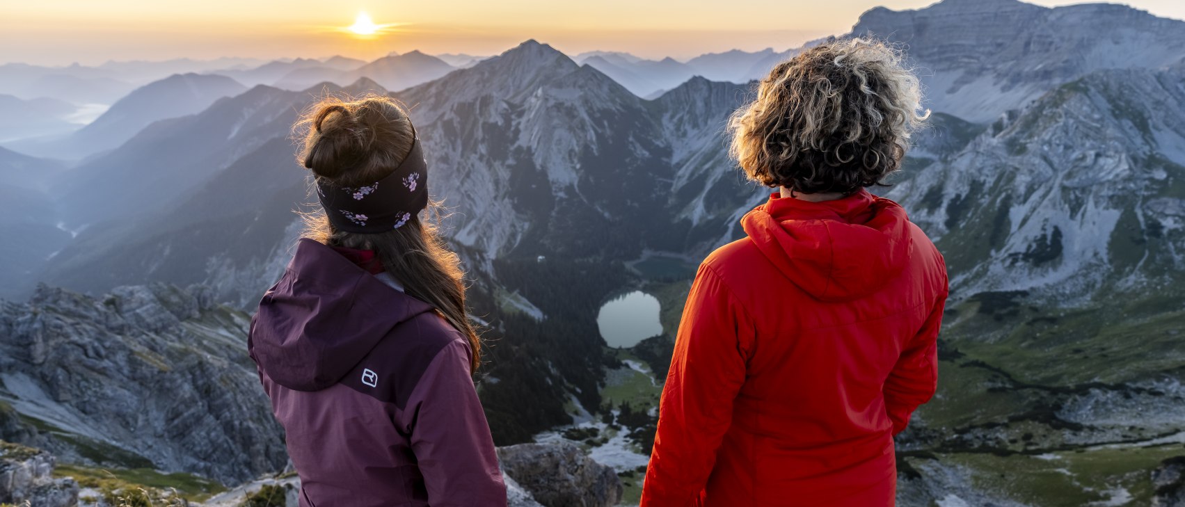 Gipfelblick von der Schöttelkarspitze auf die Soiernseen, © Alpenwelt Karwendel | Pierre Johne