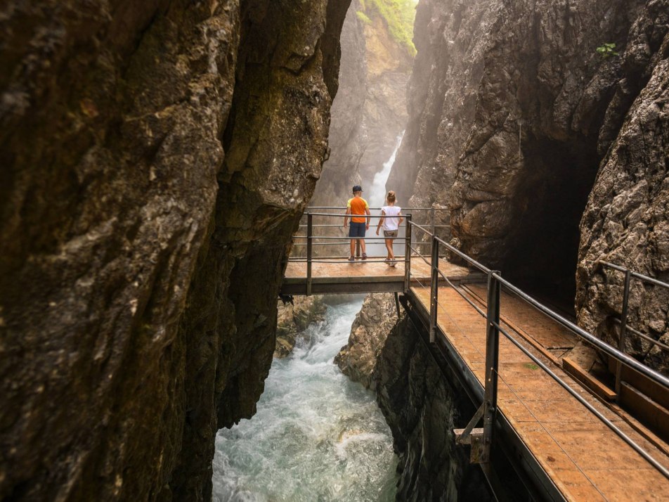 Abenteuer Wasserfallsteig in der Mittenwalder Leutaschklamm, © Alpenwelt Karwendel | Philipp Gülland, PHILIPP GUELLAND