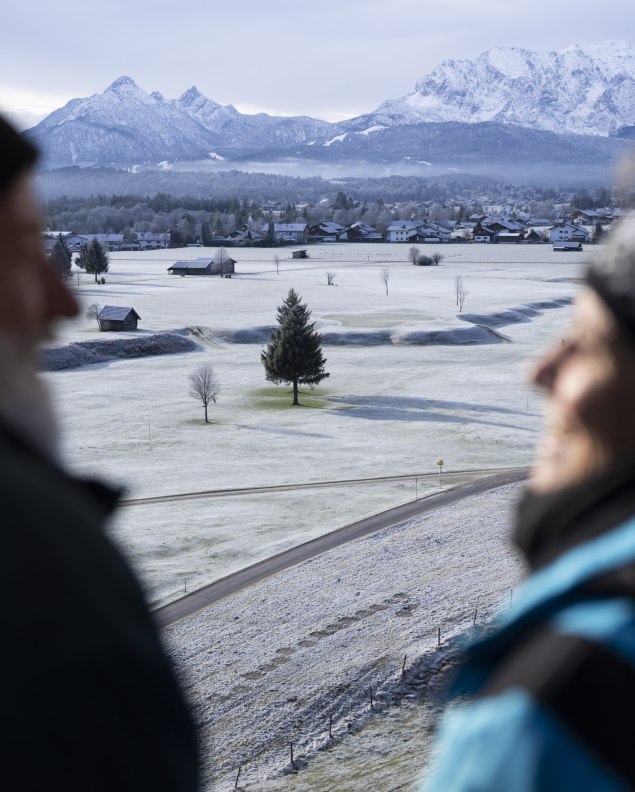 Blick auf Arnstock und Wetterstein bei einer Winterwanderung am Golfplatz Wallgau, © Alpenwelt Karwendel | Kreativ-Instinkt