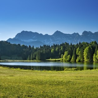 Saftige Grüntöne am Schmalensee beim Mittenwald mit Aussicht auf Karwendel, © Alpenwelt Karwendel | Paul Wolf