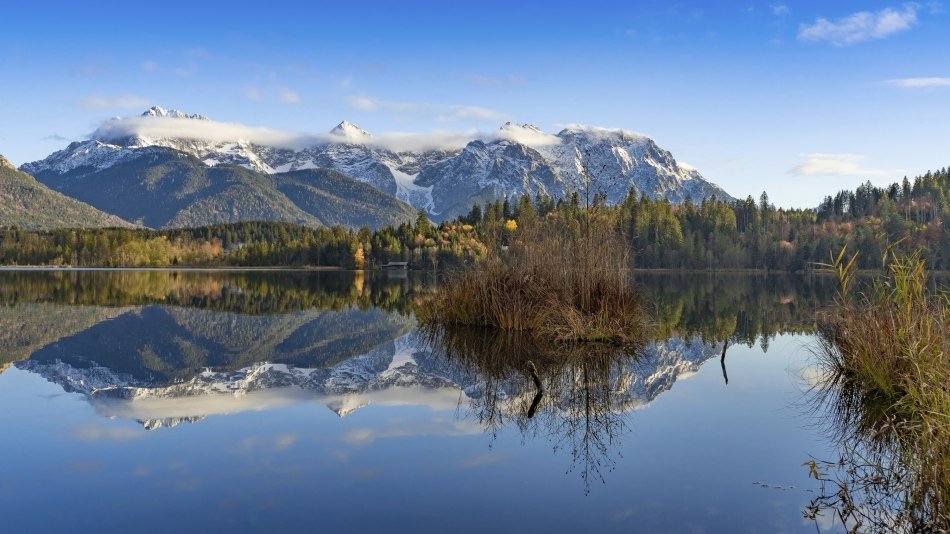 Herbstlicher Barmsee mit Spiegelung vom schneebedeckten Karwendel , © Alpenwelt Karwendel | Rosi Karg