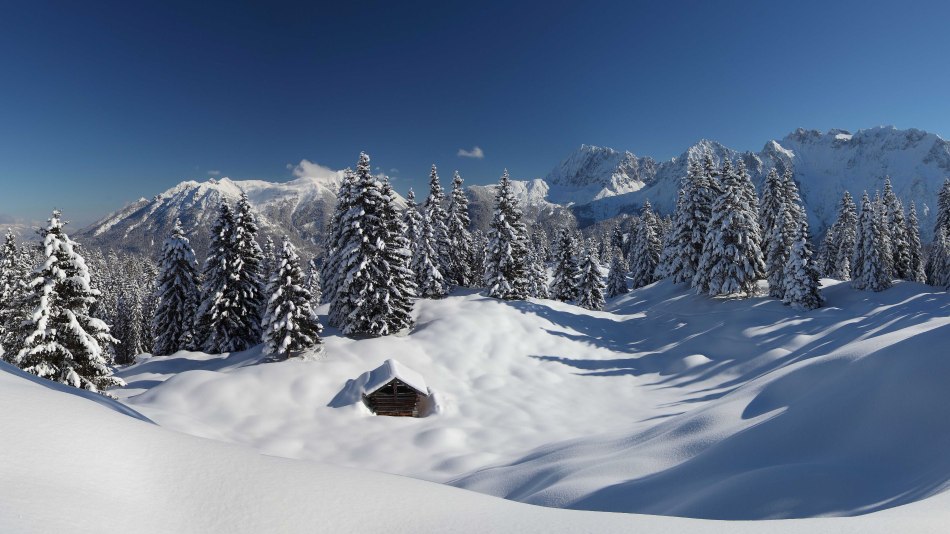 Winterliche Buckelwiesen mit Schnee aufgenommen am Kranzberg bei Mittenwald, © Alpenwelt Karwendel | Rudolf Pohmann